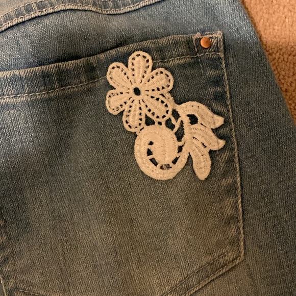 Reunion Distressed Capri Jeans with Appliqués in Size 8 - Picture 6 of 8